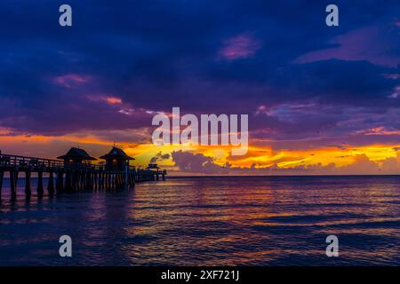 Naples coucher de soleil en Floride avec jetée. Banque D'Images