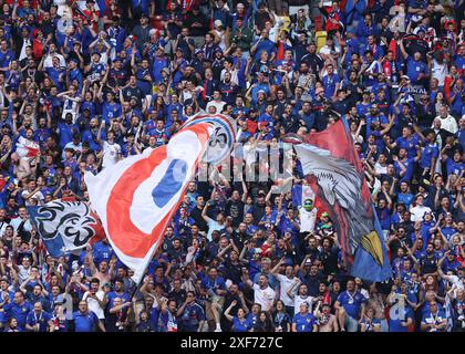 Dusseldorf, Allemagne. 1er juillet 2024. Les fans français célèbrent la manche des 16 Championnats d'Europe de l'UEFA à Dusseldorf Arena, Dusseldorf. Le crédit photo devrait se lire : Paul Terry/Sportimage crédit : Sportimage Ltd/Alamy Live News Banque D'Images