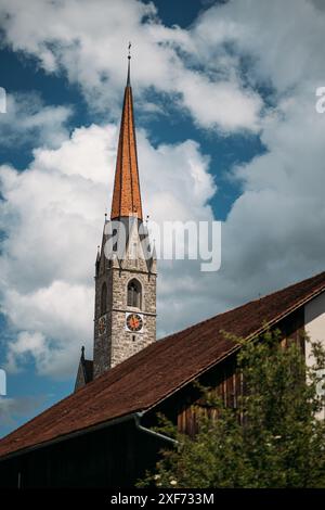 Historique Church Spire au Liechtenstein présente une belle architecture et une riche histoire, contre le ciel nuageux Banque D'Images