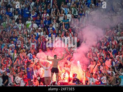 Hesse, Francfort, Allemagne. 01 juillet 2024, Hesse, Francfort-sur-le-main : Football : Championnat d'Europe, Portugal - Slovénie, finale, manche 16, Frankfurt Arena, les fans slovènes ont déclenché la pyrotechnie. Photo : Uwe Anspach/dpa crédit : dpa Picture alliance/Alamy Live News Banque D'Images