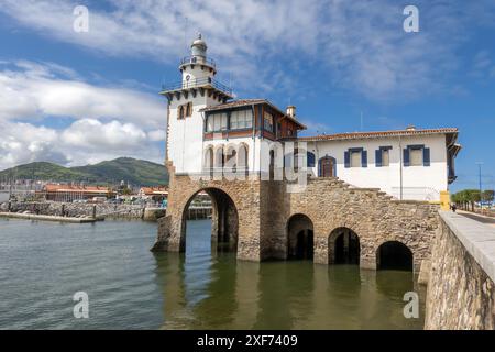 Phare d'Arriluze et station de garde-côtes, Getxo, Bilbao City, Province de Gascogne Espagne, également foyer de la Croix-Rouge (Cruz Roja), Banque D'Images