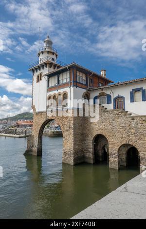 Phare d'Arriluze et station de garde-côtes, Getxo, Bilbao City, Province de Gascogne Espagne, également foyer de la Croix-Rouge (Cruz Roja), Banque D'Images