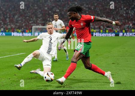 Le Portugais Nelson Semedo et le slovène Zan Karnicnik se battent pour le ballon lors de l'UEFA Euro 2024, manche 16 au Frankfurt Arena de Francfort, en Allemagne. Date de la photo : lundi 1er juillet 2024. Banque D'Images