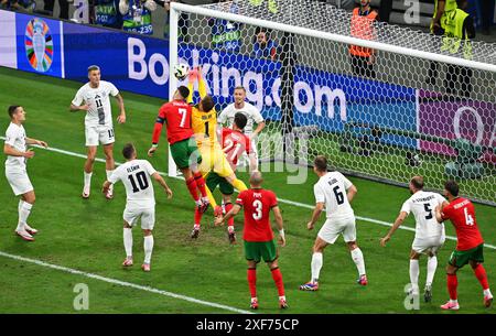 Hesse, Francfort, Allemagne. 01 juillet 2024, Hesse, Francfort-sur-le-main : Football, UEFA Euro 2024, Championnat d'Europe, Portugal - Slovénie, finale ronde, ronde 16, Frankfurt Arena, le gardien de but slovène Jan Oblak (M) efface le ballon. Photo : Torsten Silz/dpa crédit : dpa Picture alliance/Alamy Live News Banque D'Images