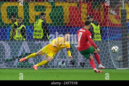Le portugais Cristiano Ronaldo est sauvé par le gardien de but slovène Jan Oblak lors de l'UEFA Euro 2024, manche du 16 au Frankfurt Arena de Francfort, en Allemagne. Date de la photo : lundi 1er juillet 2024. Banque D'Images