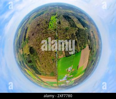 Vue aérienne, cimetière de guerre de la forêt de Reichswald, cimetière militaire britannique et cimetière de guerre, zone forestière mixte, globe terrestre, image fisheye, 360 DEG Banque D'Images