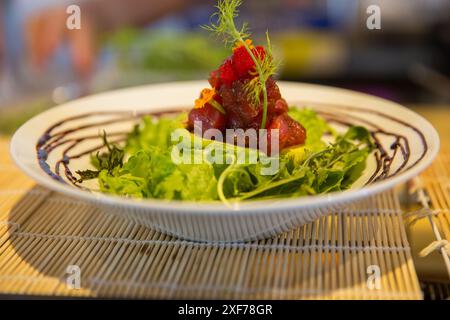 AHI Poke Salad une spécialité du chef Banque D'Images