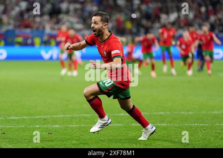 Le Portugais Bernardo Silva célèbre après avoir marqué la pénalité gagnante dans le tir de pénalité lors de l'UEFA Euro 2024, ronde 16 au Frankfurt Arena de Francfort, en Allemagne. Date de la photo : lundi 1er juillet 2024. Banque D'Images