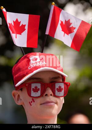 Richmond, Canada. 1er juillet 2024. Un garçon est vu lors du défilé de la fête du Canada à Richmond, en Colombie-Britannique, au Canada, le 1er juillet 2024. Crédit : Liang Sen/Xinhua/Alamy Live News Banque D'Images