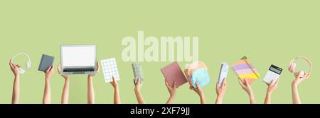 Beaucoup de mains tenant des fournitures scolaires et un ordinateur portable sur fond de couleur Banque D'Images