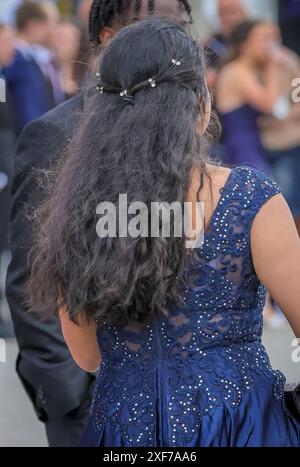 Une jeune femme aux cheveux longs dans une élégante robe bleue lors d'un événement formel Banque D'Images