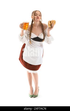 Belle serveuse Octoberfest avec de la bière et des bretzels soufflant le baiser sur fond blanc Banque D'Images