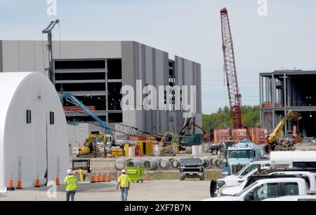 Mount Pleasant, Wisconsin, États-Unis. 1er juillet 2024. La construction du centre de données de Microsoft dans le village de Mount Pleasant, Wisconsin, se poursuit lundi 1er juillet 2024. Microsoft et le président Joe Biden ont annoncé près du site le 8 mai que la société investissait 3,3 milliards de dollars dans le centre de données et les initiatives d'IA connexes dans le sud-est du Wisconsin. Le site se trouve en face du campus de Foxconn, un projet qui n'a pas répondu aux attentes annoncées en 2018. © Â Mark Hertzberg (Credit image : © Mark Hertzberg/ZUMA Press Wire) USAGE ÉDITORIAL SEULEMENT! Non destiné à UN USAGE commercial ! Banque D'Images