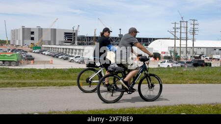 Mount Pleasant, Wisconsin, États-Unis. 1er juillet 2024. La construction du centre de données de Microsoft dans le village de Mount Pleasant, Wisconsin, se poursuit lundi 1er juillet 2024. Microsoft et le président Joe Biden ont annoncé près du site le 8 mai que la société investissait 3,3 milliards de dollars dans le centre de données et les initiatives d'IA connexes dans le sud-est du Wisconsin. Le site se trouve en face du campus de Foxconn, un projet qui n'a pas répondu aux attentes annoncées en 2018. © Â Mark Hertzberg (Credit image : © Mark Hertzberg/ZUMA Press Wire) USAGE ÉDITORIAL SEULEMENT! Non destiné à UN USAGE commercial ! Banque D'Images