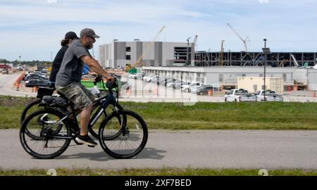 Mount Pleasant, Wisconsin, États-Unis. 1er juillet 2024. La construction du centre de données de Microsoft dans le village de Mount Pleasant, Wisconsin, se poursuit lundi 1er juillet 2024. Microsoft et le président Joe Biden ont annoncé près du site le 8 mai que la société investissait 3,3 milliards de dollars dans le centre de données et les initiatives d'IA connexes dans le sud-est du Wisconsin. Le site se trouve en face du campus de Foxconn, un projet qui n'a pas répondu aux attentes annoncées en 2018. © Â Mark Hertzberg (Credit image : © Mark Hertzberg/ZUMA Press Wire) USAGE ÉDITORIAL SEULEMENT! Non destiné à UN USAGE commercial ! Banque D'Images