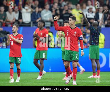 Hesse, Francfort, Allemagne. 01 juillet 2024, Hesse, Francfort-sur-le-main : Football : Championnat d'Europe, Portugal - Slovénie, finale, manche 16, Frankfurt Arena, le Portugais Cristiano Ronaldo (R-l) célèbre sa victoire avec Bernardo Silva et Rafael Leao. Photo : Uwe Anspach/dpa crédit : dpa Picture alliance/Alamy Live News Banque D'Images