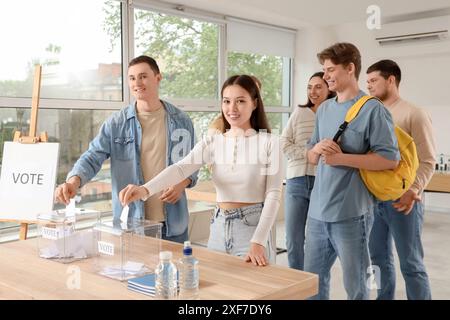 Vote des jeunes près des urnes au bureau de vote Banque D'Images