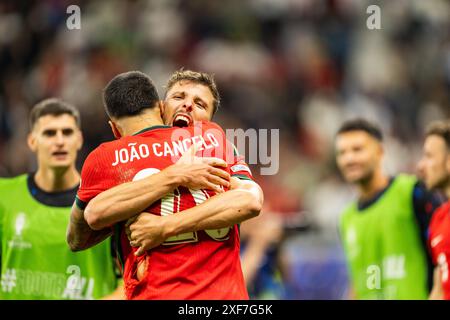 Francfort, Allemagne. 01 juillet 2024. Ruben Dias (4) du Portugal vu en fête avec Joao Cancelo (20) après avoir remporté le tir de pénalité dans la manche de 16 de l'UEFA Euro 2024 entre le Portugal et la Slovénie au Deutsche Bank Park à Francfort. Crédit : Gonzales photo/Alamy Live News Banque D'Images