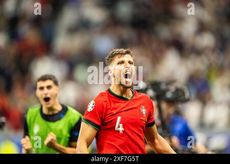 Francfort, Allemagne. 01 juillet 2024. Ruben Dias (4) du Portugal vu en fête après avoir remporté le tir de pénalité dans la manche 16 de l'UEFA Euro 2024 entre le Portugal et la Slovénie au Deutsche Bank Park à Francfort. Crédit : Gonzales photo/Alamy Live News Banque D'Images