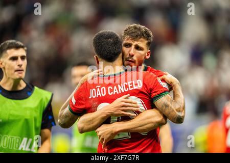 Francfort, Allemagne. 01 juillet 2024. Ruben Dias (4) du Portugal vu en fête avec Joao Cancelo (20) après avoir remporté le tir de pénalité dans la manche de 16 de l'UEFA Euro 2024 entre le Portugal et la Slovénie au Deutsche Bank Park à Francfort. Crédit : Gonzales photo/Alamy Live News Banque D'Images