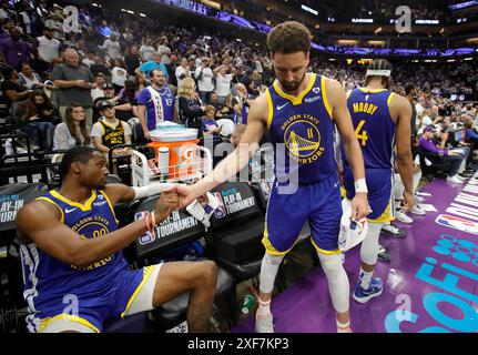 Sacramento, États-Unis. 16 avril 2024. Klay Thompson des Golden State Warriors (11 ans) est accueilli par Jonathan Kuminga (00 ans) alors qu'il sort dans le quatrième quart-temps de leur match de tournoi à play-in NBA contre les Sacramento Kings au Golden One Center de Sacramento, Calif, le mardi 16 avril 2024. (Photo de Jane Tyska/Bay Area News Group/TNS/Sipa USA) crédit : Sipa USA/Alamy Live News Banque D'Images