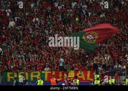 Francfort, Allemagne. 1er juillet 2024. Supporters (Portugal) lors du match UEFA Euro Allemagne 2024 entre Portugal 3-0 Slovénie à Frankfurt Arena le 01 juillet 2024 à Francfort, Allemagne. Crédit : Maurizio Borsari/AFLO/Alamy Live News Banque D'Images