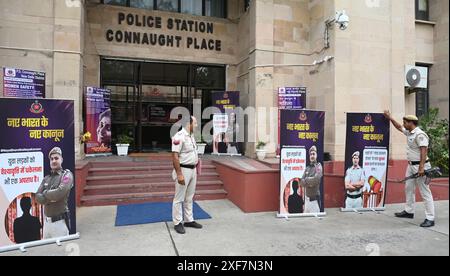 New Delhi, Inde. 01 juillet 2024. NEW DELHI, INDE - 1er JUILLET : le personnel de police installe lundi à New Delhi, en Inde, des affiches sur les nouvelles lois pénales mises en place devant le poste de police de Parliament Street pour sensibiliser la population. 01 juillet 2024. (Photo de Sonu Mehta/Hindustan Times/Sipa USA) crédit : Sipa USA/Alamy Live News Banque D'Images