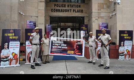 New Delhi, Inde. 01 juillet 2024. NEW DELHI, INDE - 1er JUILLET : le personnel de police installe lundi à New Delhi, en Inde, des affiches sur les nouvelles lois pénales mises en place devant le poste de police de Parliament Street pour sensibiliser la population. 01 juillet 2024. (Photo de Sonu Mehta/Hindustan Times/Sipa USA) crédit : Sipa USA/Alamy Live News Banque D'Images