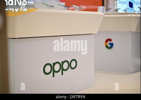 TWN - Mar 16, 2024 : OPPO, leader mondial des smartphones depuis 2004 (Chine), est connu pour son design innovant et ses excellents appareils photo. Banque D'Images