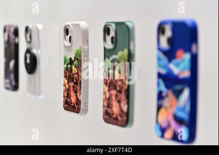 TW-03.16.24 : photo de coques colorées de téléphone, offrant protection et style avec une variété de designs pour répondre à vos préférences. Banque D'Images