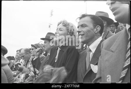 Les artistes Frank Sinatra (1915-1998) (deuxième à partir de la droite) et Dorothy Kirsten (1910-1992) (au centre) sont assis dans les tribunes pour regarder le Tobacco Bowl lors d'une apparition personnelle au Tobacco Festival, Richmond, Virginie, le 15 octobre 1949. Photo de Stanley Kubrick/LOOK Magazine Photograph Collection Banque D'Images