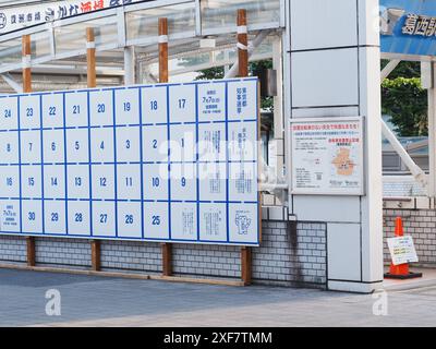 TOKYO, JAPON - 16 juin 2024 : panneau d'affichage officiel des élections au Kasaï pour l'élection du gouverneur de Tokyo. Il y a des espaces pour poster des candidats. Banque D'Images