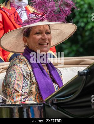 Ascot, Royaume-Uni 21 juin 2024 Princesse Zahra Aga Khan arrivant dans le cortège de calèche pour Royal Ascot le jour des dames. Banque D'Images