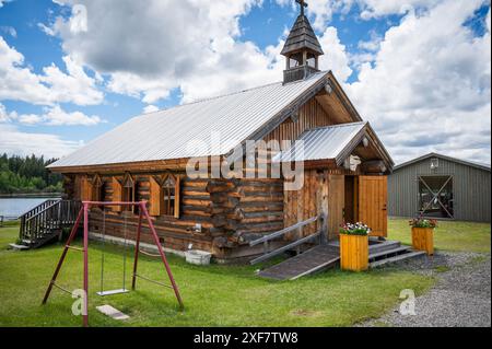 Ancienne église construite en rondins. Vieux bâtiments et cabanes en rondins du site du patrimoine de 108 Mile House. 108 Mile House BC, Canada. Banque D'Images