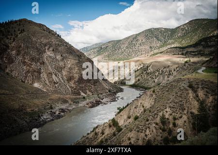 Le fleuve Fraser près de Lillooet BC, Canada le long de la route 99. Banque D'Images