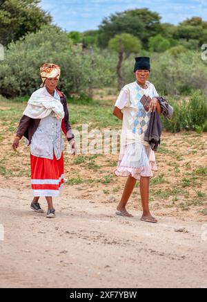 deux femmes de brousse africaines marchant sur le chemin de terre Banque D'Images