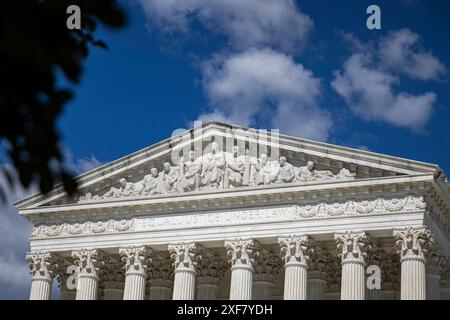 Washington DC, États-Unis. 01 juillet 2024. La Cour suprême des États-Unis est vue à Washington, DC, le 1er juillet 2024. La Cour suprême a statué lundi que l’ancien président Donald Trump jouissait d’une certaine immunité contre les accusations criminelles pour avoir tenté d’annuler les résultats des élections de 2020. Crédit : Aashish Kiphayet/Alamy Live News Banque D'Images