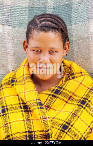 Portrait de jeune femme africaine célibataire San, village du Kalahari Banque D'Images