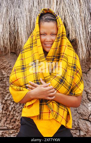 Portrait de jeune femme africaine célibataire San, village du Kalahari Banque D'Images