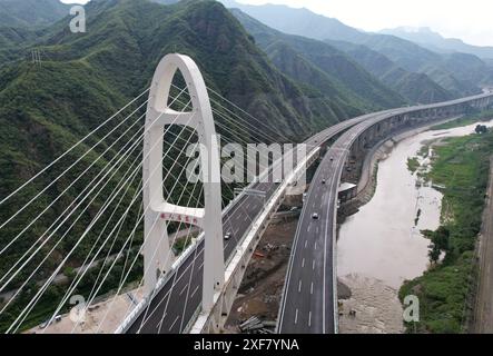 (240702) -- PÉKIN, 2 juillet 2024 (Xinhua) -- une photo prise par un drone aérien le 1er juillet 2024 montre la section Pékin de l'autoroute Pékin-Yuxian à Pékin, capitale de la Chine. La section Pékin de l'autoroute Pékin-Yuxian a officiellement ouvert à la circulation lundi, réduisant le temps de trajet routier de l'échangeur Junzhuang sur la sixième rocade ouest de Pékin à la montagne Lingshan de 2 heures à 45 minutes. La section de la voie express aidera à réduire la pression du trafic dans le nord-ouest et le sud-ouest de Pékin. Il contribuera également aux secours en cas de catastrophe dans la région montagneuse de la capitale Banque D'Images