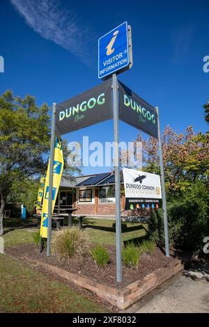 Centre-ville de Dungog et son centre d'information touristique, région de Nouvelle-Galles du Sud, Australie Banque D'Images