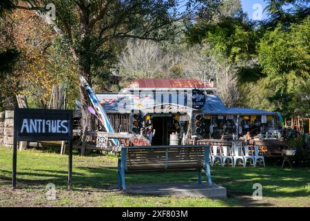 Village de Wollombi, le magasin d'antiquités Forge dans le centre du village de Wollombi, région de Hunter, Nouvelle-Galles du Sud, Australie Banque D'Images