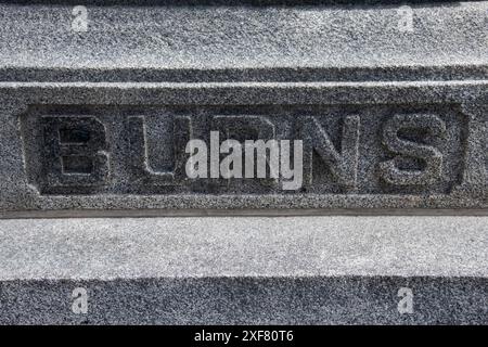 Panneau Burns sur le piédestal de la statue de Robbie Burns au bord de la rivière sud au centre-ville de Fredericton, Nouveau-Brunswick, Canada Banque D'Images