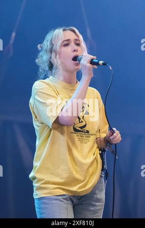 Glastonbury, Royaume-Uni. 30 juin 2024. L'auteure-compositrice américaine, Sabrina Mae Teitelbaum, connue sous le nom de Blondshell, se produit en direct au Glastonbury Festival sur la scène Woodsies. Blondshell est né à New York et est basé à LOS ANGELES. Elle a également joué sous le nom de BAUM jusqu'en 2019. (Photo Dawn Fletcher-Park/SOPA images/SIPA USA) crédit : SIPA USA/Alamy Live News Banque D'Images