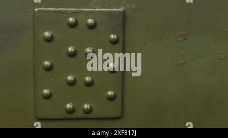 Photo d'un fragment d'armure avec des rivets d'un bouclier protecteur d'équipement militaire. Banque D'Images