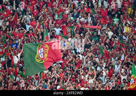 Francfort, Allemagne. 1er juillet 2024. Les fans du Portugal célèbrent après le match de l'UEFA Euro 2024 Round of 16 entre le Portugal et la Slovénie à Francfort, en Allemagne, le 1er juillet 2024. Crédit : Ren Pengfei/Xinhua/Alamy Live News Banque D'Images