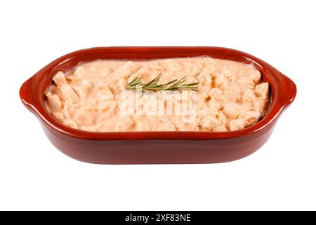 stroganoff de poulet maison dans un bol en céramique isolé sur fond blanc. Vue de dessus Banque D'Images