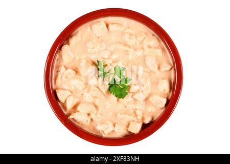 stroganoff de poulet maison dans un bol en céramique isolé sur fond blanc. Vue de dessus Banque D'Images