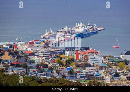 Navires de croisière d'expédition dans le port d'Ushuaia, Argentine le mercredi 15 novembre 2023. Photo : David Rowland / One-Image.com Banque D'Images