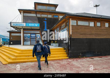 Deux voyageurs se rendront au bureau d'information touristique d'Ushuaia, en Argentine, le mercredi 15 novembre 2023. Photo : David Rowland Banque D'Images